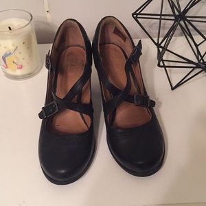 CLARKS 6 1/2 Black Leather cross strap w/buckles